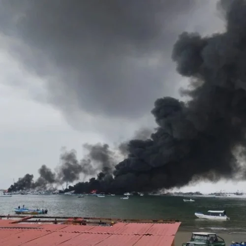 Incêndio no porto de Manta, no Equador, atinge pelo menos 15 barcos pesqueiros