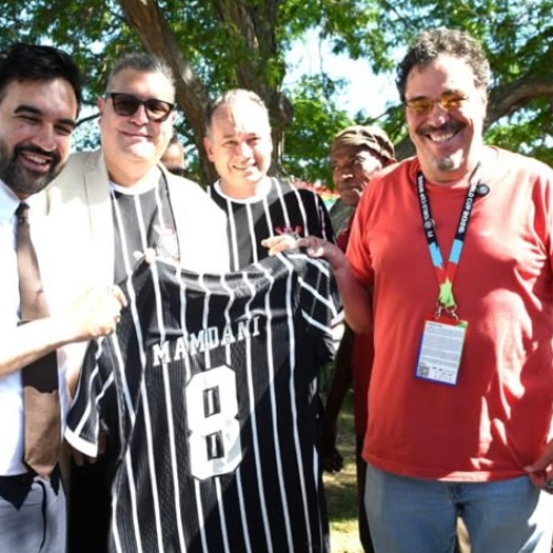 Prefeito de Nova York, Zohran Mamdani, recebe camisas do Corinthians após falas sobre a Democracia Corinthiana e Sócrates