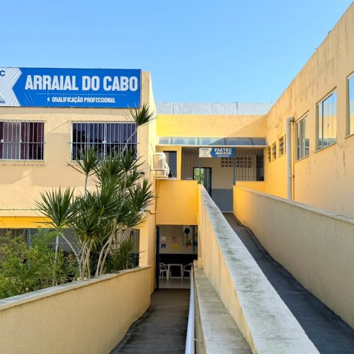 Faetec oferece cursos gratuitos de capacitação em Arraial do Cabo com apoio do QualificaTur