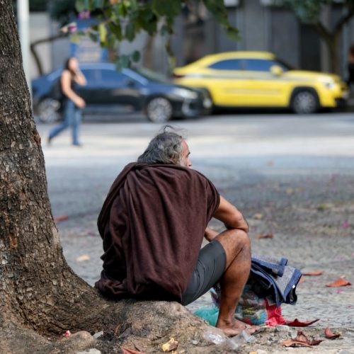 Região dos Lagos, Serrana e Norte Fluminense têm cidades entre as que mais concentram população em situação de rua no RJ