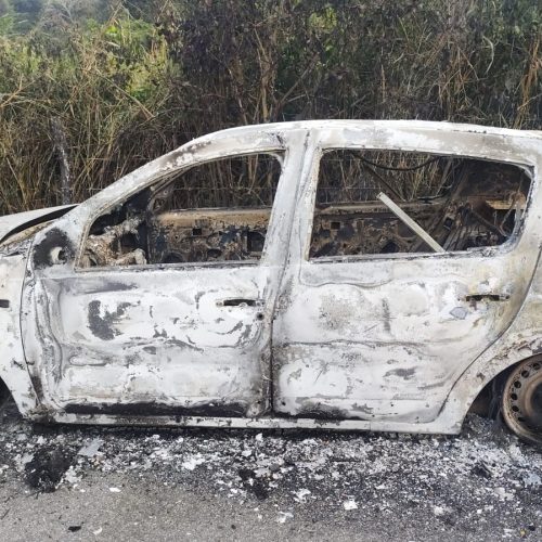 Corpo carbonizado é encontrado dentro de carro em estrada de Maricá