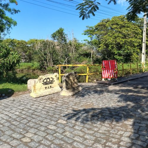Moradores denunciam problemas em ponte que dá acesso a bairro de Barra de São João, em Casimiro de Abreu