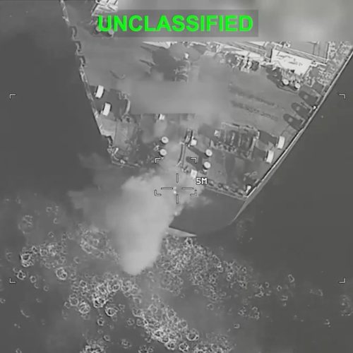 EUA dizem ter atacado 3 petroleiros iranianos após seus navios de guerra serem alvejados